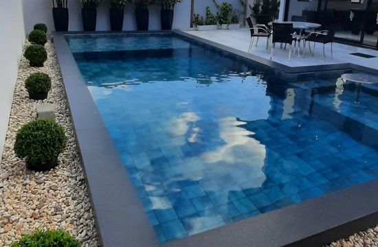 Borda de Piscina em Granito Preto São Gabriel Escovado