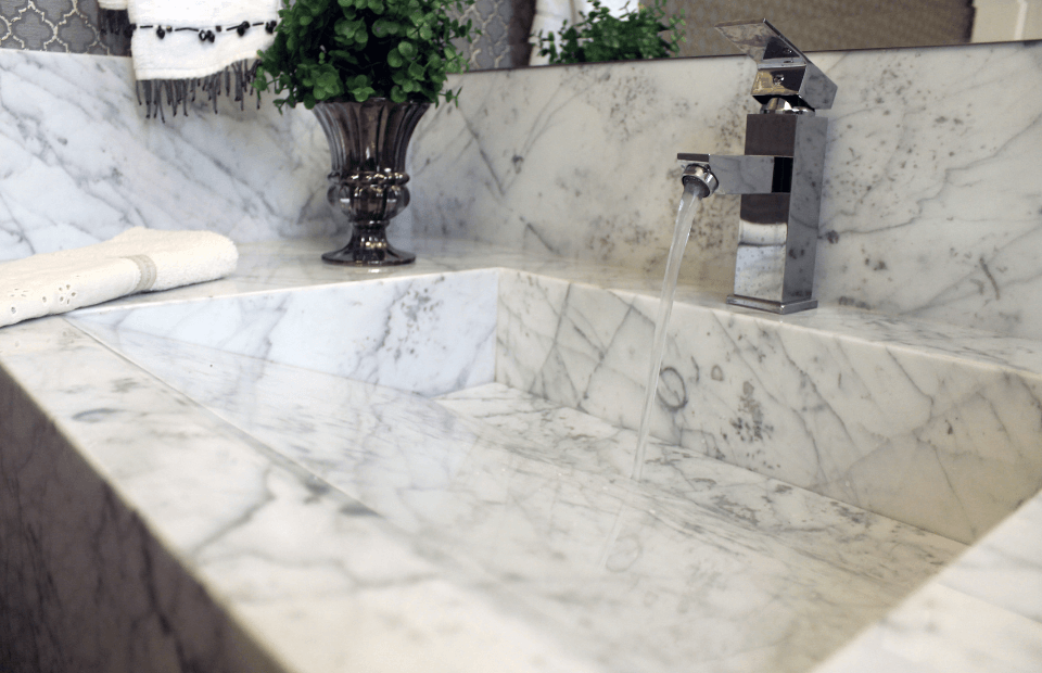 Bancada e Cuba Esculpida de lavabo em Mármore Carrara