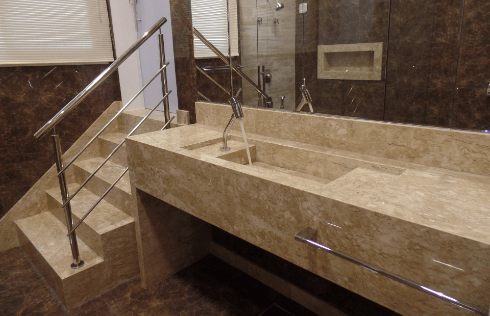 Bancada, Cuba Esculpida, Nicho e Escada de banheiro em Travertino