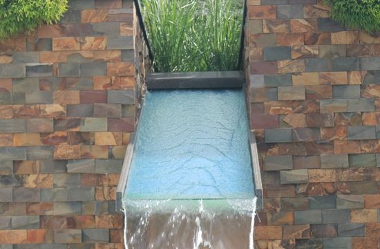 Cascata de Piscina em Granito Café Imperial Escovado