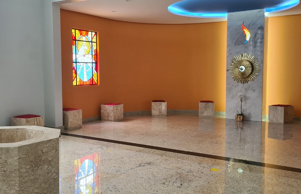 Altar em Mármore Branco, Bancos em Travertino com piso em Granito Branco e filetes em Granito Preto São Gabriel