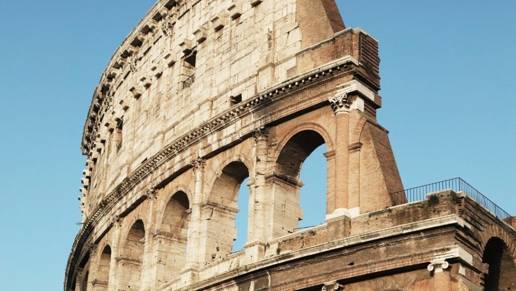 Coliseu com pedras de Travertino 