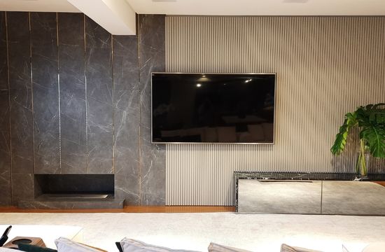 Living com Lareira em Atlasplan Grey Stone e Balcão em Mármore Verde Alpi