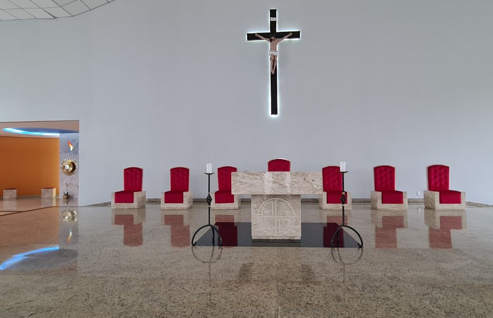 Altar e Bancos em Travertino com piso em Granito Branco Dallas e filetes em Granito Preto São Gabriel