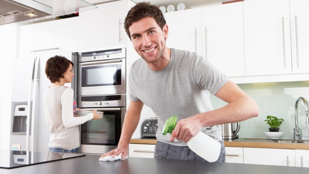 Para limpar utilize água morna e detergente neutro com pano úmido ou uma esponja não abrasiva para manter o brilho.