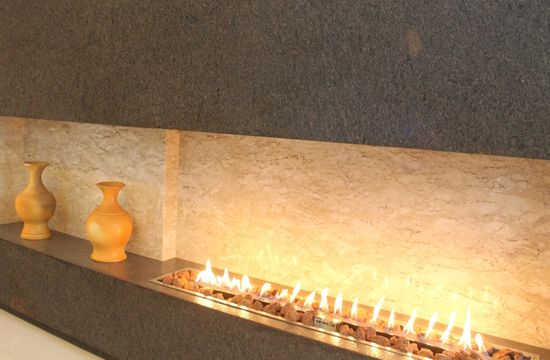 Lareira revestida em Granito Café Imperial Escovado e Travertino