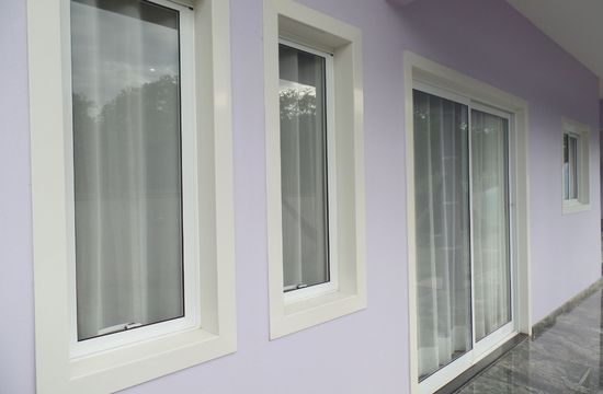 Vistas de janelas e porta em Quartzo Branco Puro
