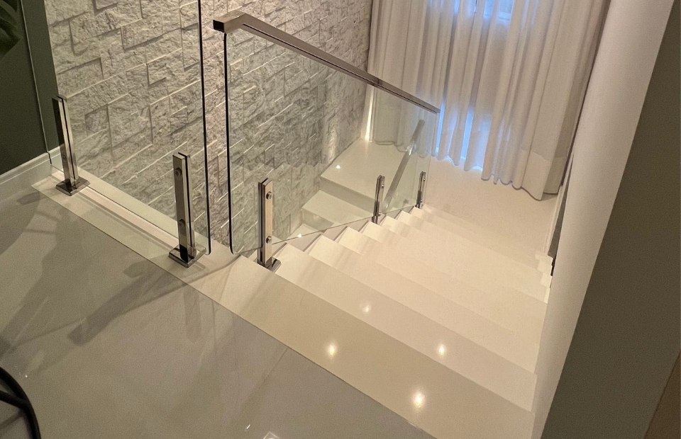 Escada em U, com bases e espelhos em Quartzo Branco Puro com acabamento tradicional